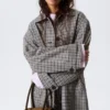 Abrigo tipo car coat holgado de botonadura sencilla – Gris a cuadros