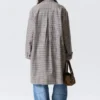 Abrigo tipo car coat holgado de botonadura sencilla – Gris a cuadros