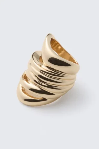 Anillo escultural de formas orgánicas y voluminoso – Dorado