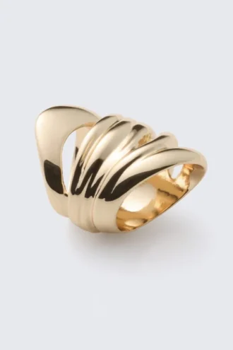 Anillo escultural de formas orgánicas y voluminoso – Dorado