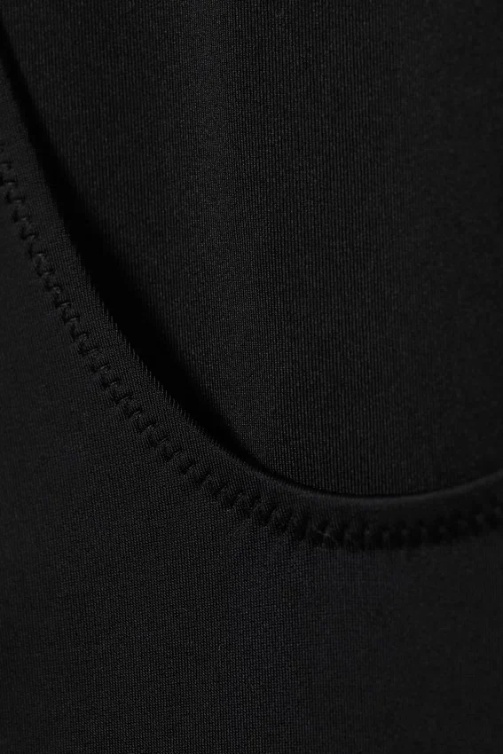 Bañador con escote redondo y espalda baja – Negro Bañador con escote redondo y espalda baja – Negro