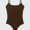 Bañador de cuello cuadrado – Marrón oscuro Bañador de cuello cuadrado – Marrón oscuro