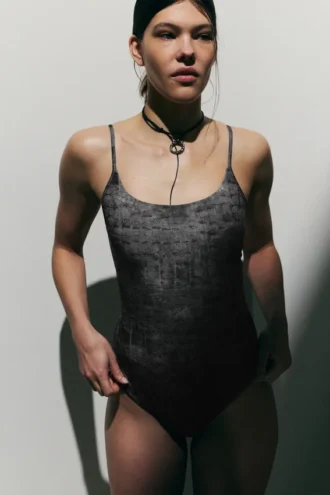 Bañador estampado con cuello cuadrado – Gris oscuro – Estampado de cocodrilo
