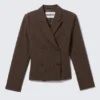 Blazer corto entallado – Marrón oscuro – Rayas finas