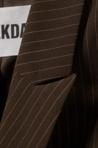 Blazer corto entallado – Marrón oscuro – Rayas finas