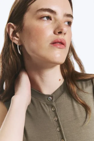 Blusa con botones de perla – Gris polvoriento