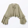 Blusa con cuello atado y mangas acampanadas con volantes – Verde caqui Blusa con cuello atado y mangas acampanadas con volantes – Verde caqui