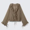 Blusa cruzada de manga larga con volantes – Marrón