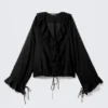 Blusa cruzada de manga larga con volantes – Negro
