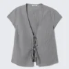 Blusa de algodón con cuello en V y lazo delantero – Gris a rayas