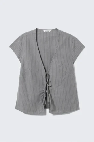 Blusa de algodón con cuello en V y lazo delantero – Gris a rayas