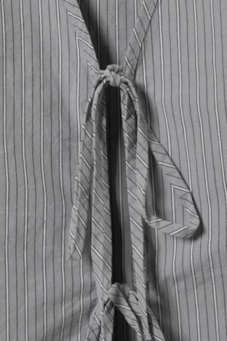 Blusa de algodón con cuello en V y lazo delantero – Gris a rayas
