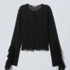 Blusa de manga larga con volantes – Negro