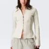 Blusa entallada con textura – Beige claro Blusa entallada con textura – Beige claro
