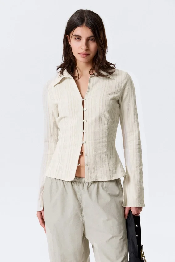 Blusa entallada con textura – Beige claro Blusa entallada con textura – Beige claro
