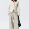Blusa entallada con textura – Beige claro Blusa entallada con textura – Beige claro