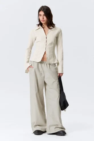Blusa entallada con textura – Beige claro