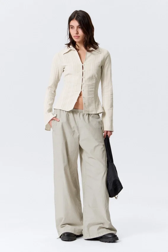 Blusa entallada con textura – Beige claro Blusa entallada con textura – Beige claro