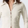 Blusa entallada con textura – Beige claro Blusa entallada con textura – Beige claro