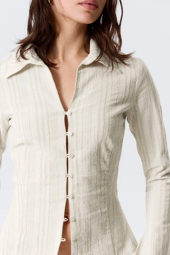 Blusa entallada con textura – Beige claro Blusa entallada con textura – Beige claro