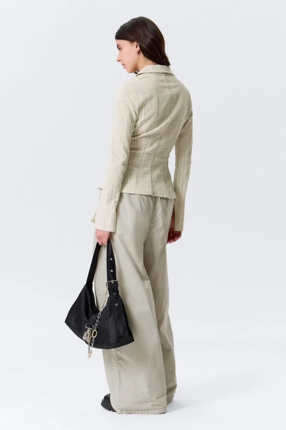 Blusa entallada con textura – Beige claro Blusa entallada con textura – Beige claro