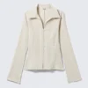 Blusa entallada con textura – Beige claro Blusa entallada con textura – Beige claro