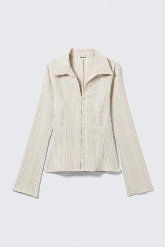 Blusa entallada con textura – Beige claro Blusa entallada con textura – Beige claro