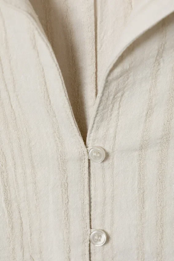 Blusa entallada con textura – Beige claro Blusa entallada con textura – Beige claro