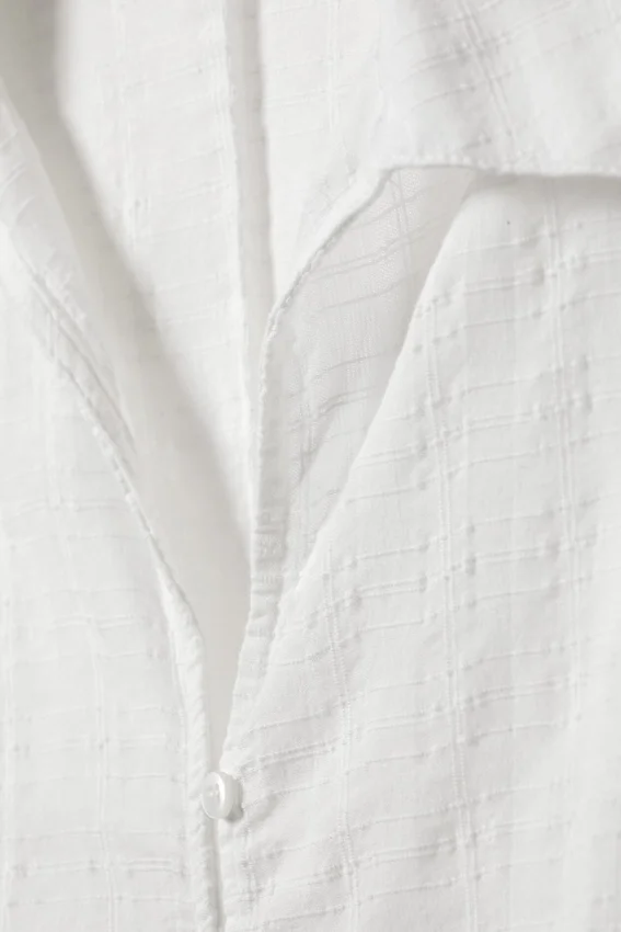 Blusa entallada con textura – Blanca Blusa entallada con textura – Blanca