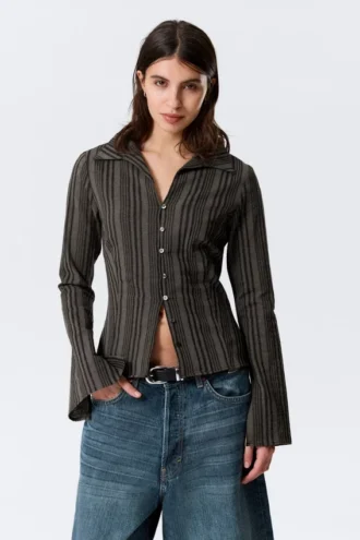 Blusa entallada con textura – Rayas gris oscuro