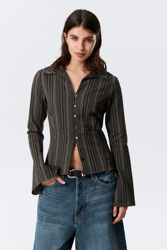 Blusa entallada con textura – Rayas gris oscuro Blusa entallada con textura – Rayas gris oscuro
