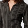 Blusa entallada con textura – Rayas gris oscuro Blusa entallada con textura – Rayas gris oscuro