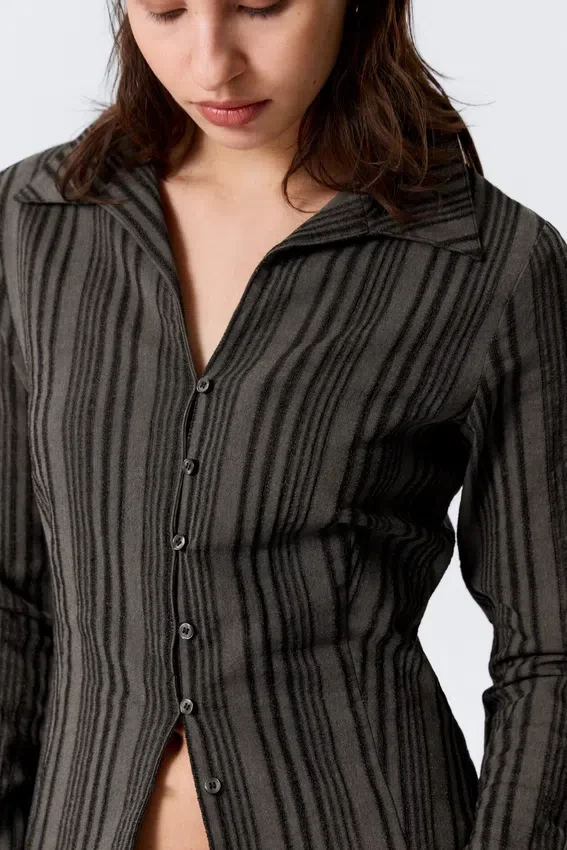 Blusa entallada con textura – Rayas gris oscuro Blusa entallada con textura – Rayas gris oscuro
