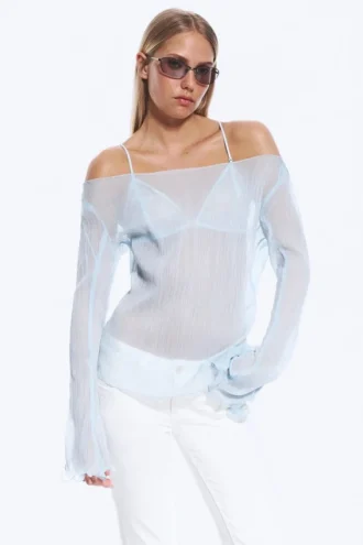 Blusa transparente con cuello barco y mangas acampanadas – Azul claro empolvado