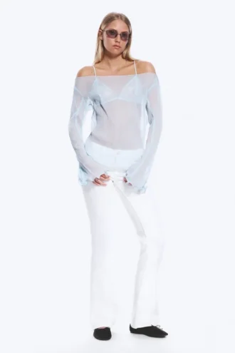 Blusa transparente con cuello barco y mangas acampanadas – Azul claro empolvado