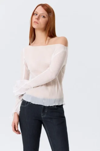 Blusa transparente con cuello barco y mangas acampanadas – Blanca