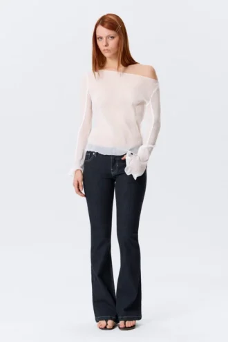 Blusa transparente con cuello barco y mangas acampanadas – Blanca