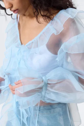 Blusa transparente con cuello en V y volantes – Azul claro