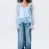 Blusa transparente con cuello en V y volantes – Azul claro
