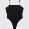 Body ajustado con cuello cuadrado – Negro