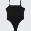 Body ajustado con cuello cuadrado – Negro