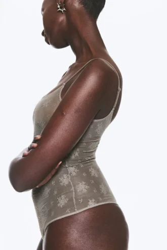 Body de encaje transparente con espalda baja – Gris empolvado transparente