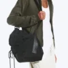 Bolso bandolera con cordón – Negro