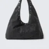 Bolso bandolera holgado de imitación de piel – Negro con tachuelas Bolso bandolera holgado de imitación de piel – Negro con tachuelas