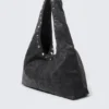 Bolso bandolera holgado de imitación de piel – Negro con tachuelas Bolso bandolera holgado de imitación de piel – Negro con tachuelas