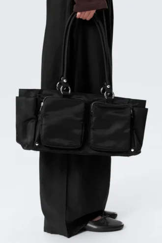 Bolso bandolera mediano con bolsillos – Negro