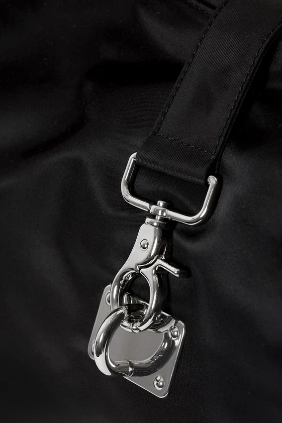 Bolso bandolera mediano con cierre y forma holgada – Negro Bolso bandolera mediano con cierre y forma holgada – Negro