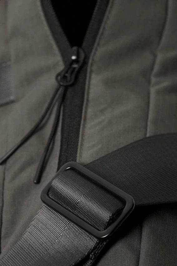 Bolso bandolera utilitario – Gris oscuro Bolso bandolera utilitario – Gris oscuro