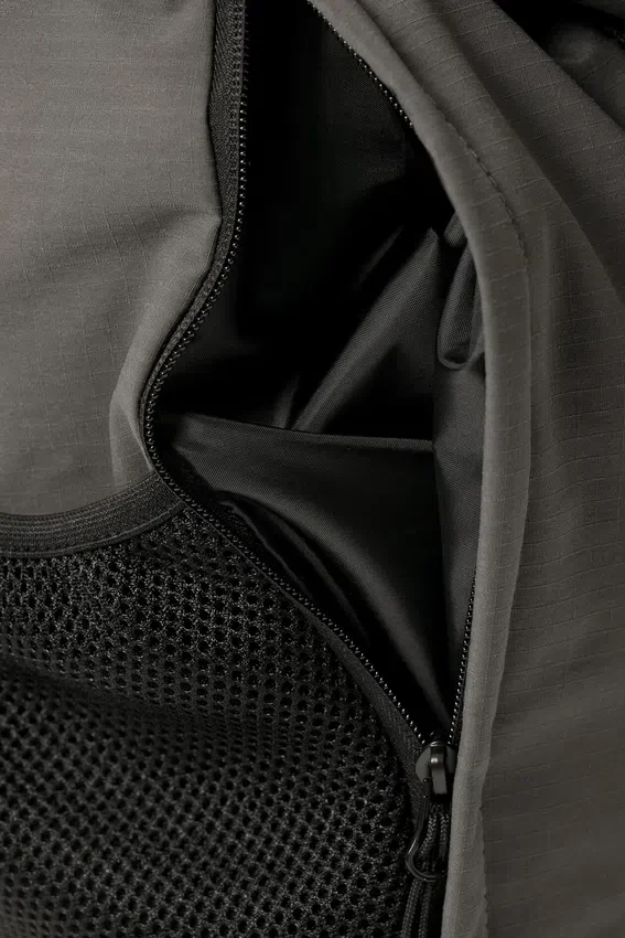 Bolso bandolera utilitario – Gris oscuro Bolso bandolera utilitario – Gris oscuro