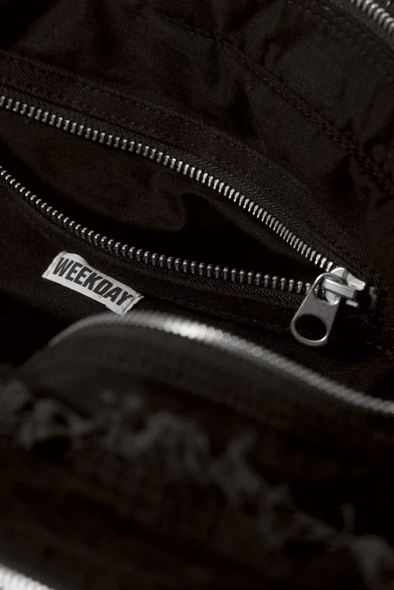 Bolso con múltiples cremalleras de denim lavado – Negro Bolso con múltiples cremalleras de denim lavado – Negro